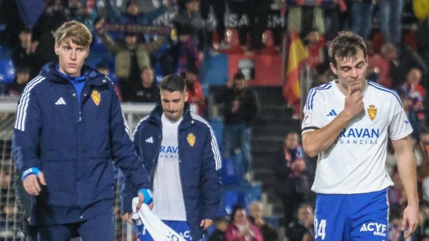 Vaquero, Moya y Francho, con caras de circunstancias después del empate en Elda el pasado lunes. | AXEL ÁLVAREZ / INFORMACIÓN