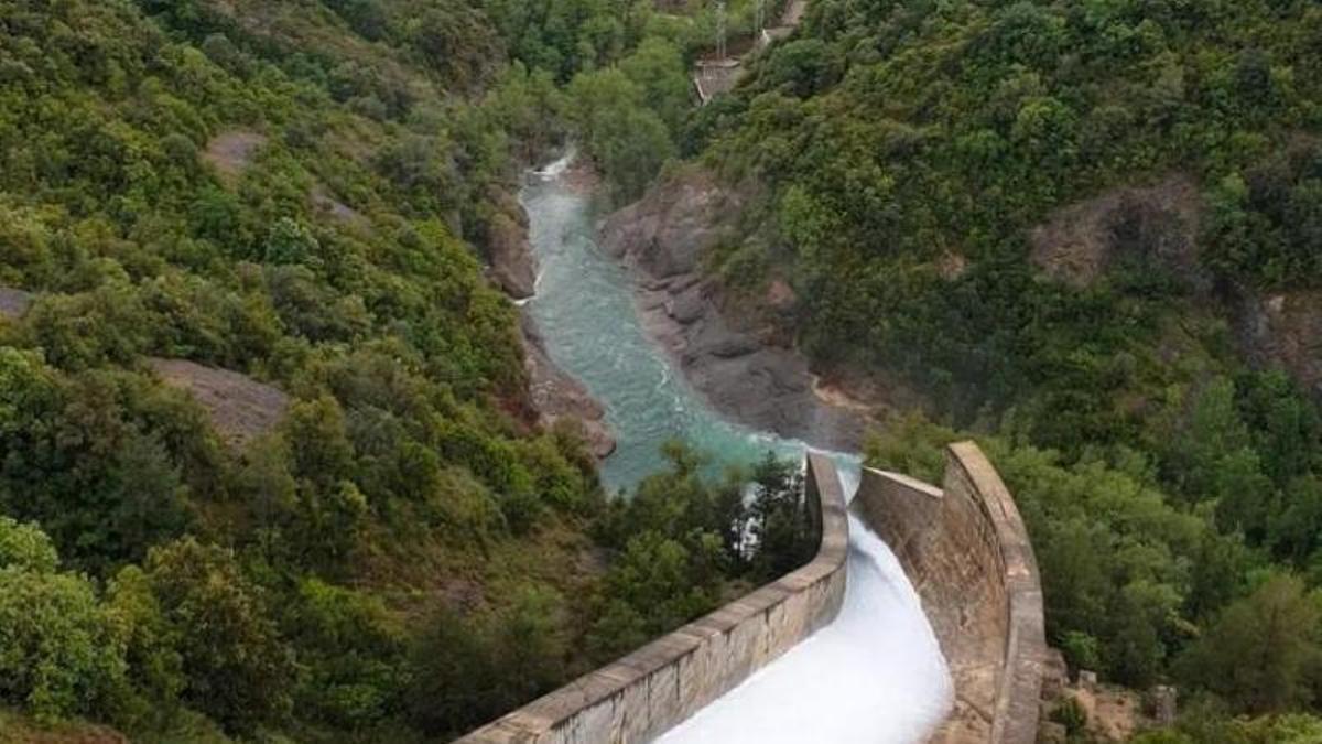 Obertura de comportes a la Baells