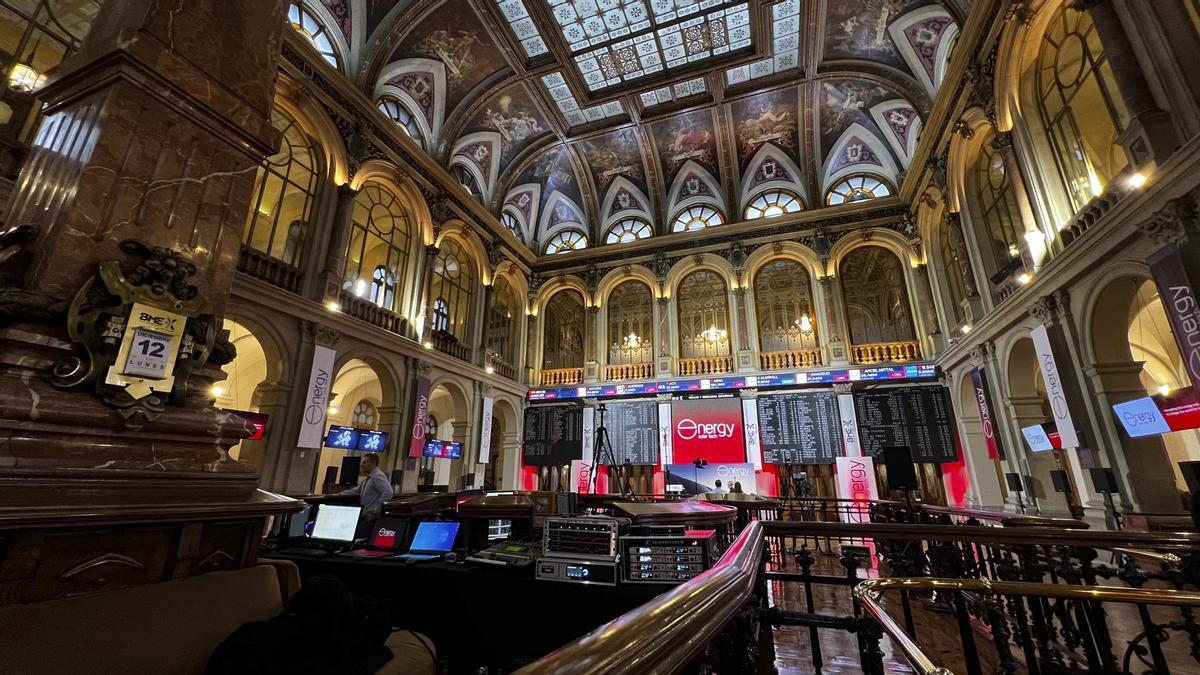 Imagen de los indicadores del Ibex 35 en el palacio de la Bolsa.