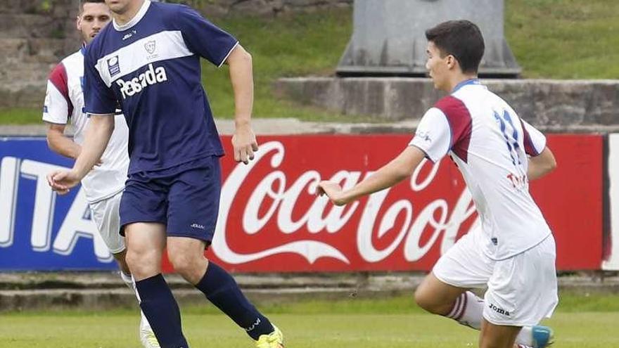 Saavedra controla el balón en Miramar ante el Roces.