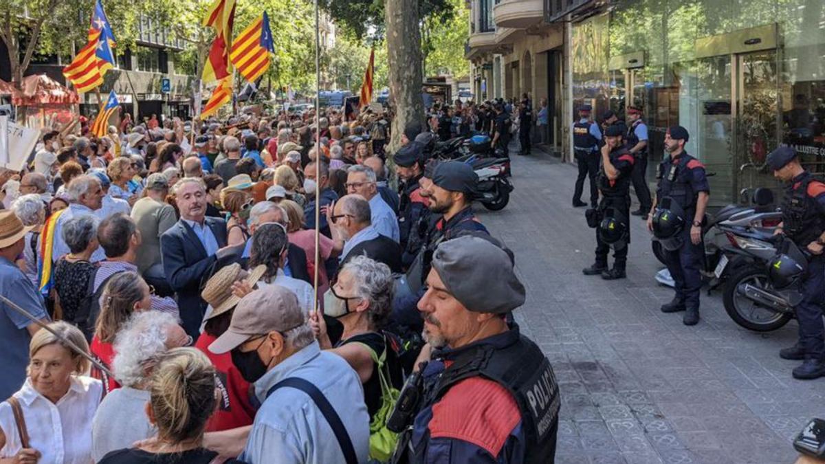 Protesta davant de l’ICAB contra la presència del jutge  | ACN