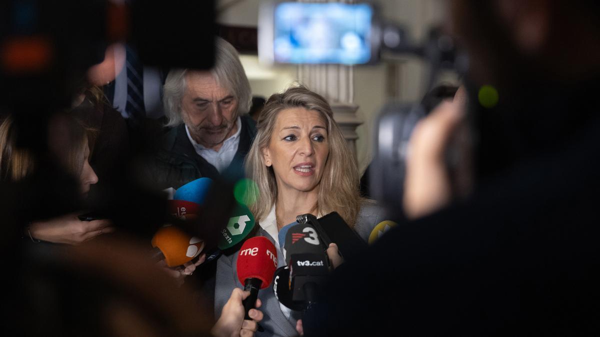 La vicepresidenta segunda y ministra de Trabajo y Economía Social, Yolanda Díaz, ofrece declaraciones a los medios en 'Los Desayunos del Ateneo', en el Ateneo de Madrid, a 4 de diciembre de 2023, en Madrid (España).