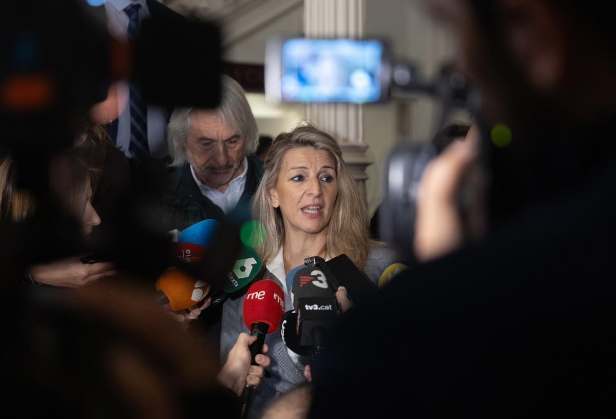 La vicepresidenta segunda y ministra de Trabajo y Economía Social, Yolanda Díaz, ofrece declaraciones a los medios en Los Desayunos del Ateneo, en el Ateneo de Madrid, a 4 de diciembre de 2023, en Madrid (España).