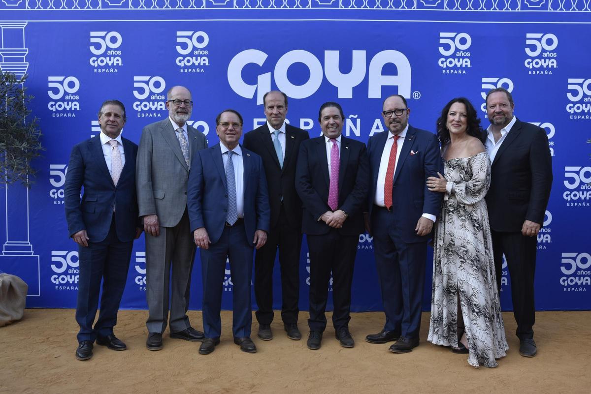 Foto de familia de Goya Foods con Antonio Carrasco