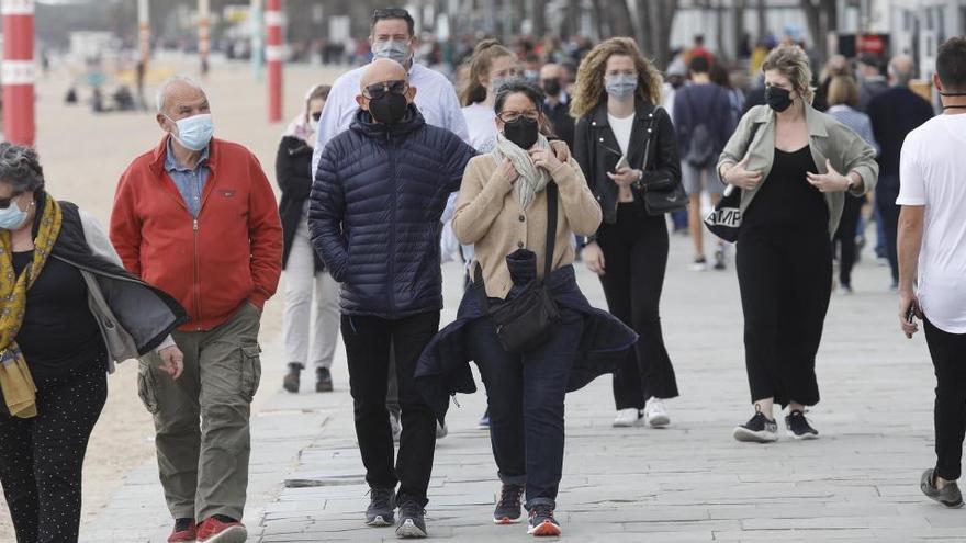 Gent passejant pel passeig marítim de Platja d&#039;Aro