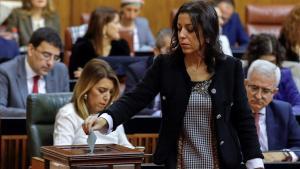 Marta Bosquet, diputada de Cs, nueva presidenta del Parlamento de Andalucía, vota, con Susana Díaz, al fondo.