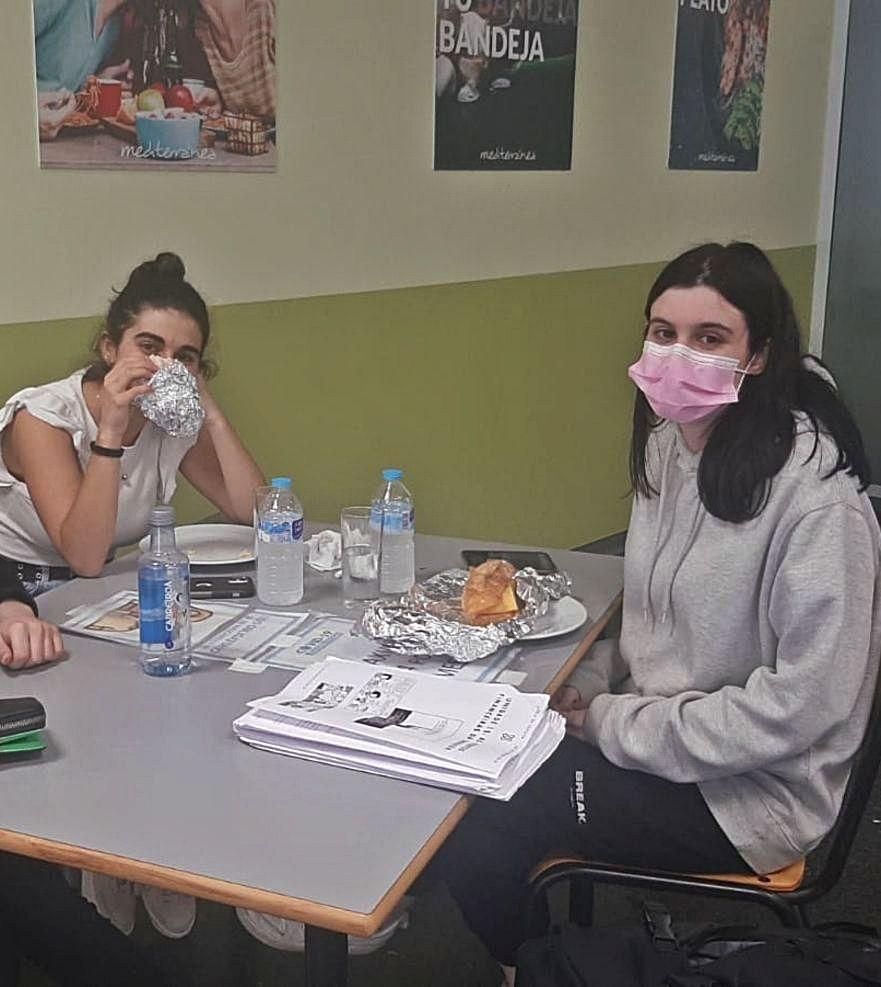 Erika Alfonso (Dcha.) comiendo con compañeras.