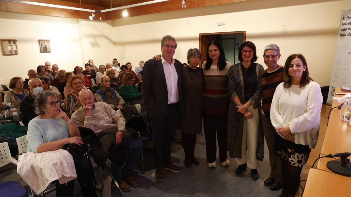 Mario Margolles; Yolanda Calero, presidenta de la Junta Provincial de la Asociación Española Contra el Cáncer; Carmen Fernández, presidenta d ela junta local de la Asociación Española Contra el Cáncer; Lorena Benavente, María Jesús Rodríguez, presidenta de ASICAS; y la edil Ana Suárez Guerra, en Valdecarzana.
