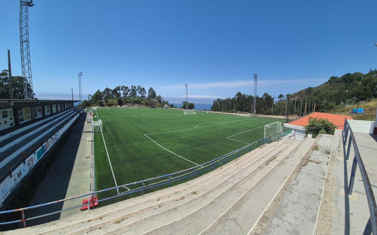 Porto do Son renova o céspede do campo ‘Emilio García’