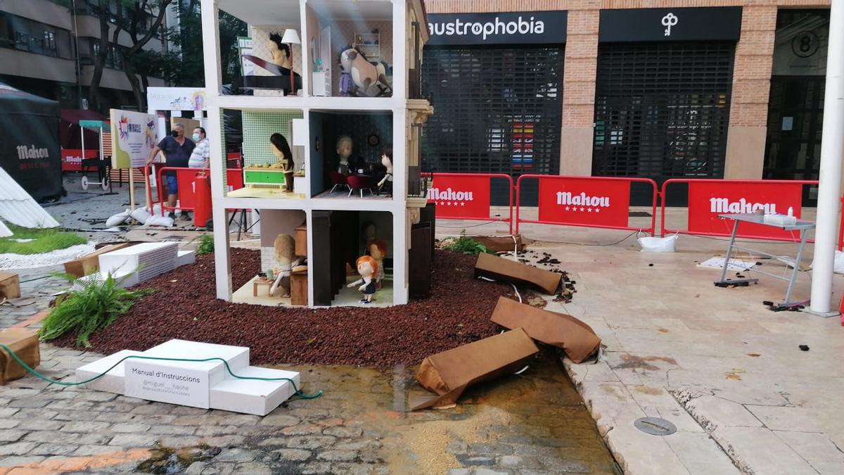 Una falla de València, con uno de los ninots en el suelo.