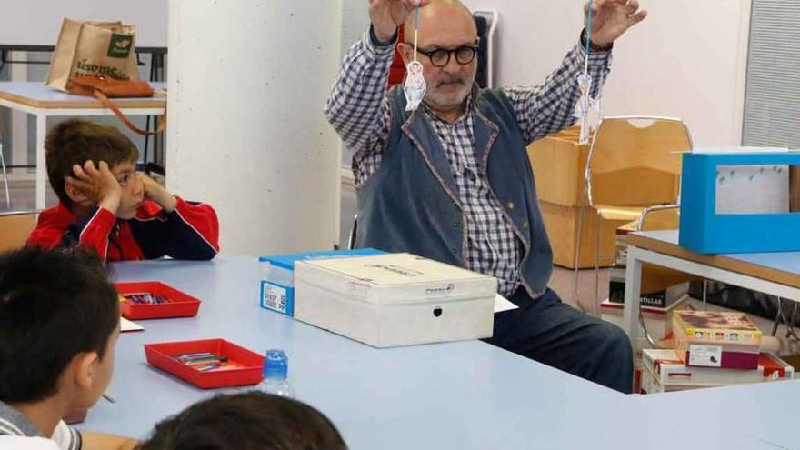 El ilustrador Antonio Santos con los asistentes al taller en la Biblioteca.