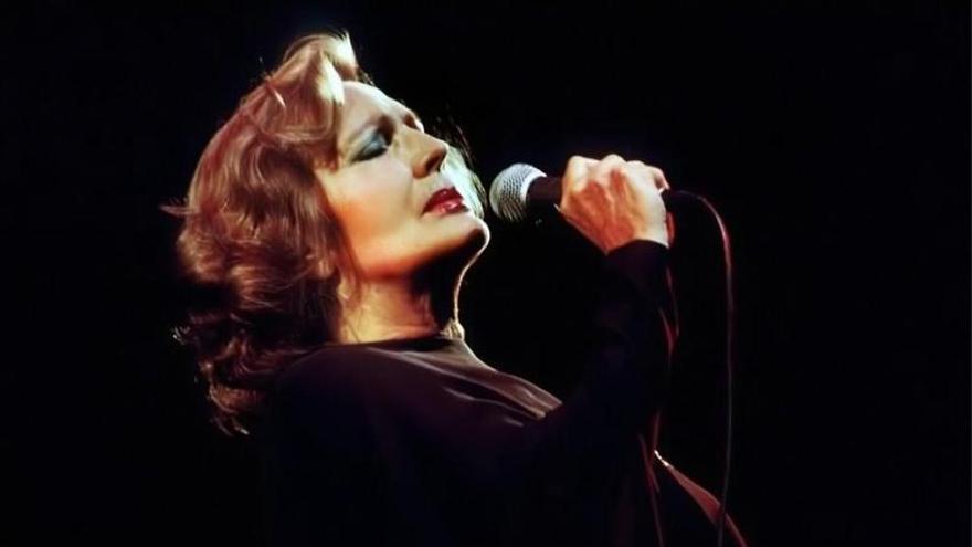 La cantante portuguesa, Amalia Rodrigues, durante una de sus actuaciones