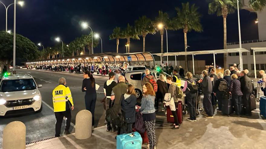 Imagen tomada la tarde de este viernes de nuevas colas de turistas esperando por un taxi en el aeropuerto Tenerife Sur.