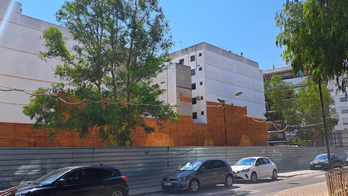 El Ayuntamiento de Alzira está trabajando en la limpieza del solar y del vallado.