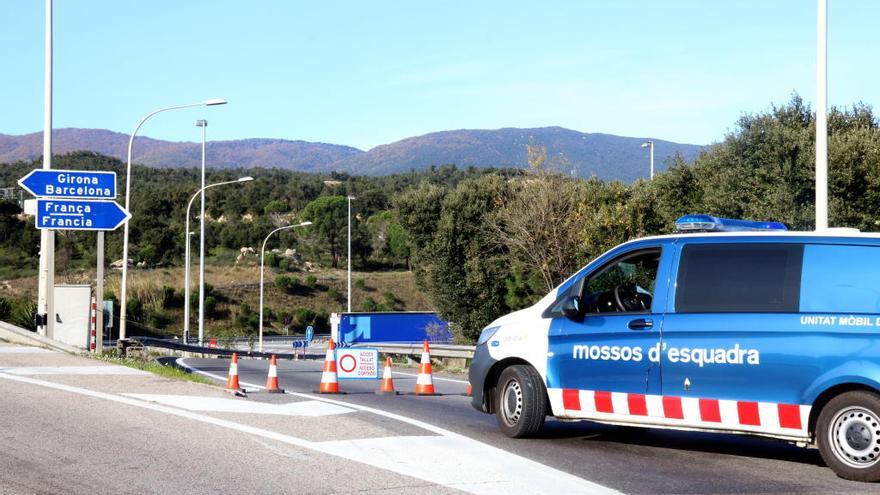 Una de les entrades a l&#039;AP-7 a la Jonquera tallada.