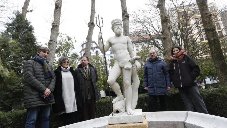 Alfonso Palacio, Beatriz Abella, Alfredo Canteli, Gabino Busto y Gimena Gutiérrez de la Concha, junto al "Neptuno", ya instalado.