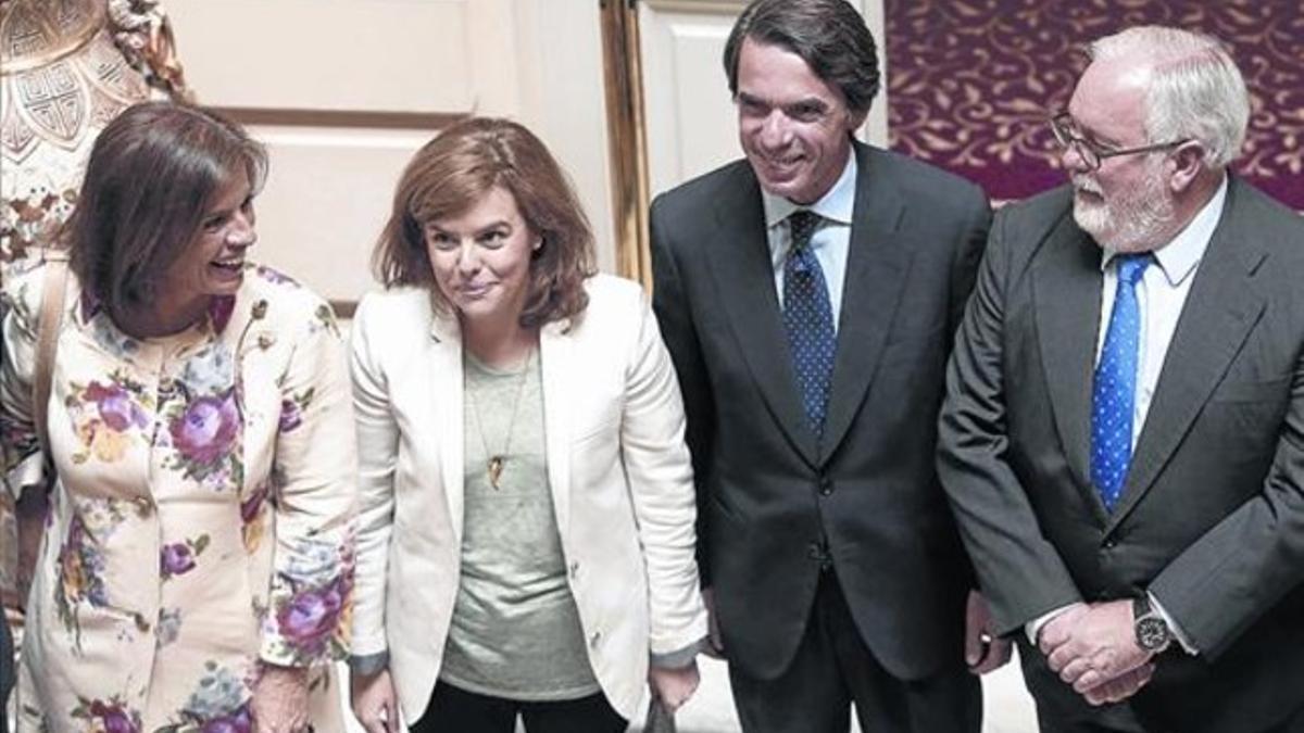 Ana Botella, Soraya Sáenz de Santamaría, José María Aznar y Miguel Arias Cañete, ayer en Madrid.