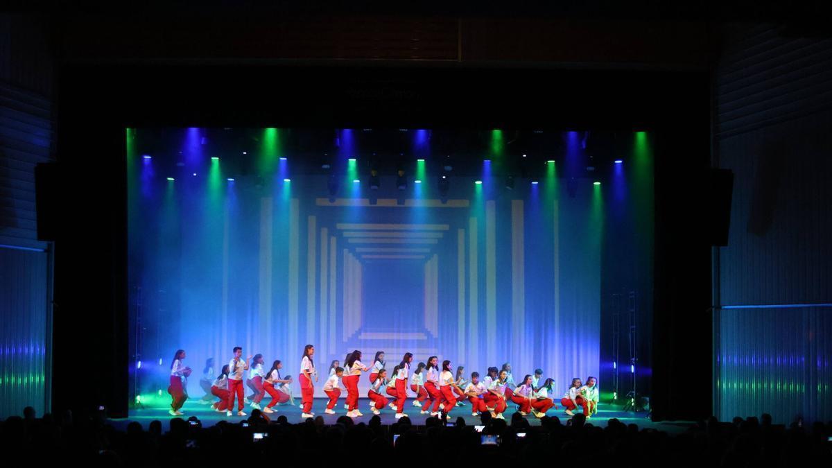 Espectáculo de fin de curso de la academia Escena en el Teatro Ramos Carrión.