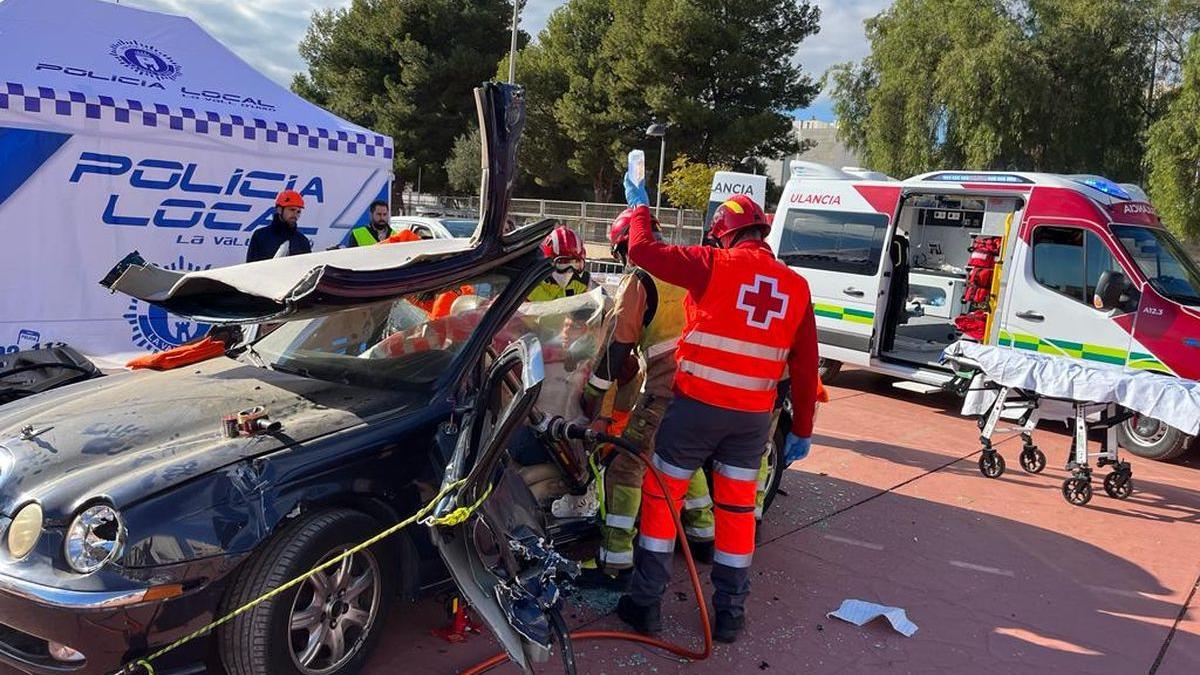 Los servicios de emergencias en el momento de sacar al herido atrapado en el interior del vehículo, en un simulacro.