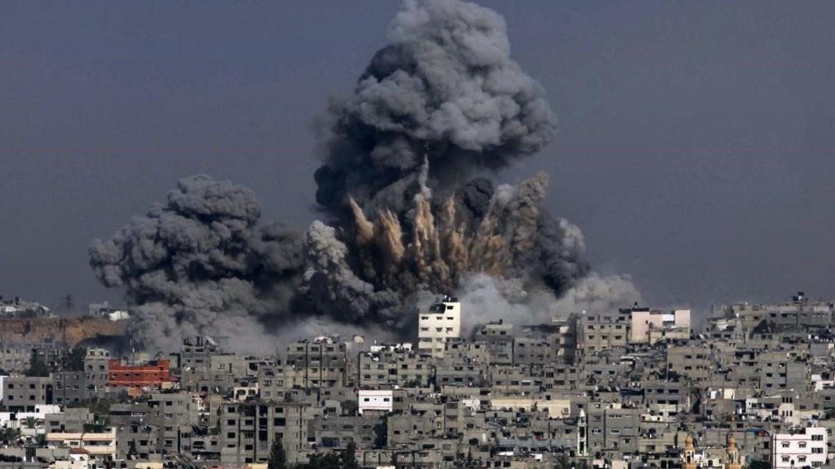 Nubes de humo espeso tras un bombardeo militar israelí en Gaza, el 29 de julio del 2014.