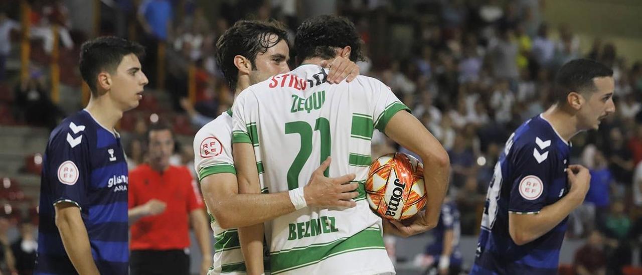 Pablo del Moral y Zequi celebran uno de los goles ante el Real Betis en Vista Alegre.