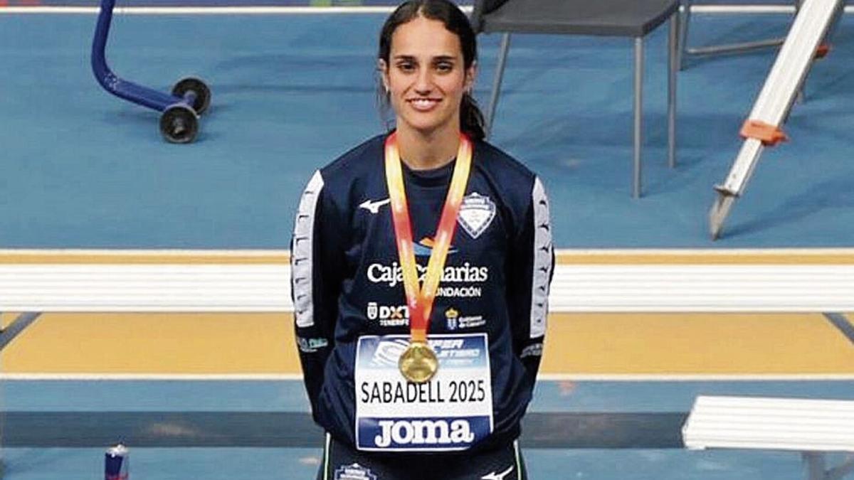 Lucía Curbelo, en lo más alto del podio en Sabadell