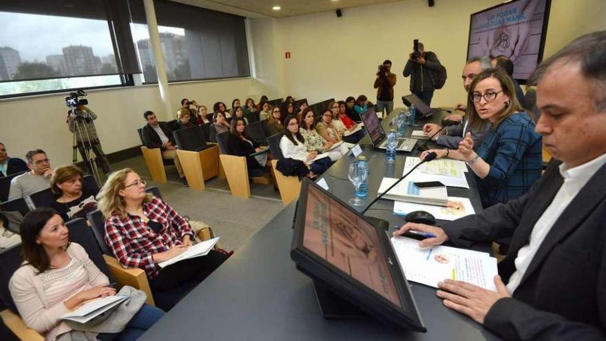 Encuentro entre la conselleira y los técnicos, ayer en el edificio administrativo de la Xunta. // Gustavo Santos