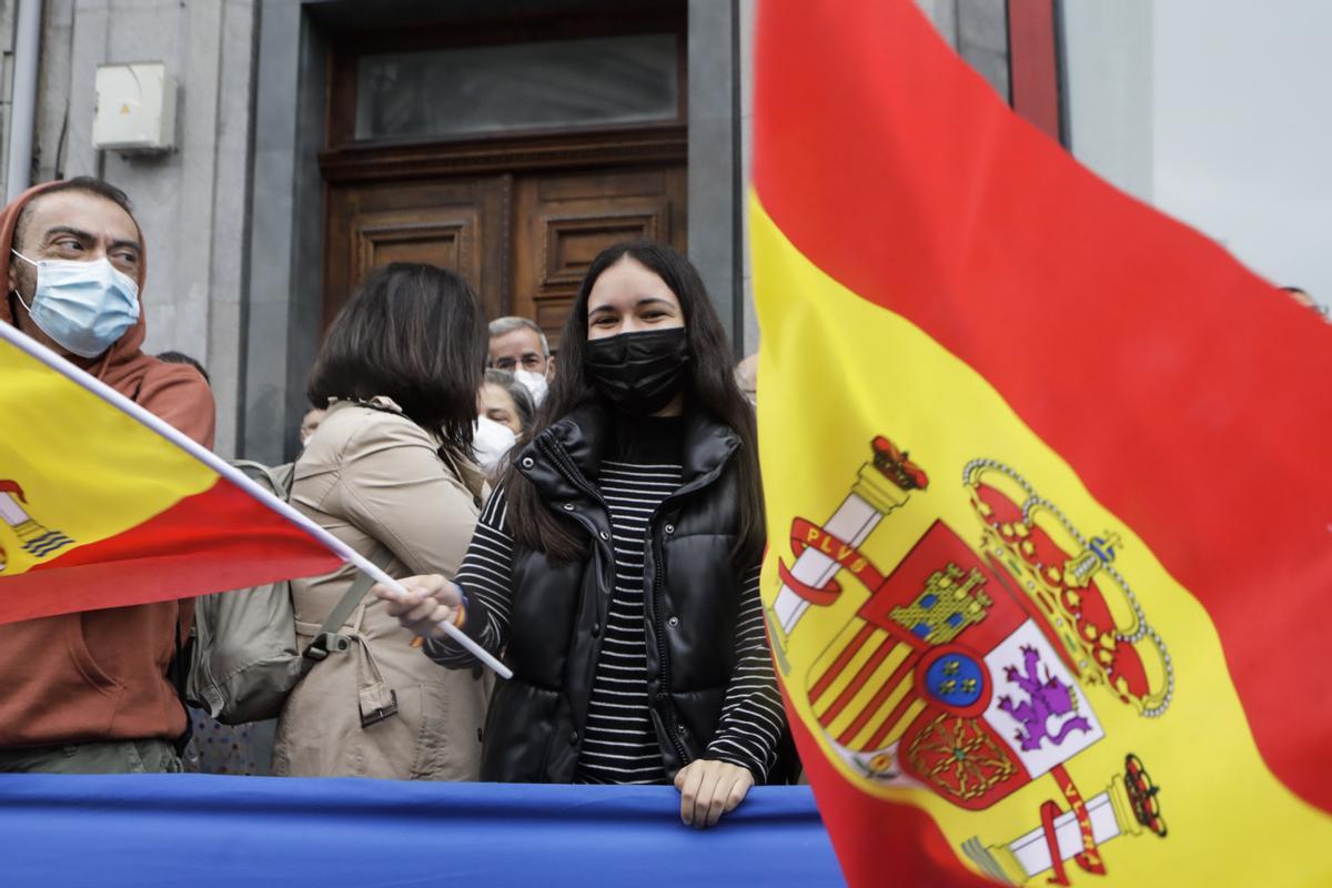 Ambiente en el entorno del Campoamor: republicanos, antisatánicos y muchos aplausos y vítores a Familia Real y premiados Ambiente en el entorno del Campoamor: republicanos, antisatánicos y muchos aplausos y vítores a Familia Real y premiados