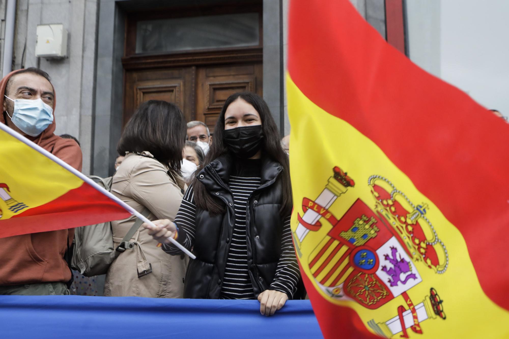 Ambiente en el entorno del Campoamor: republicanos, antisatánicos y muchos aplausos y vítores a Familia Real y premiados