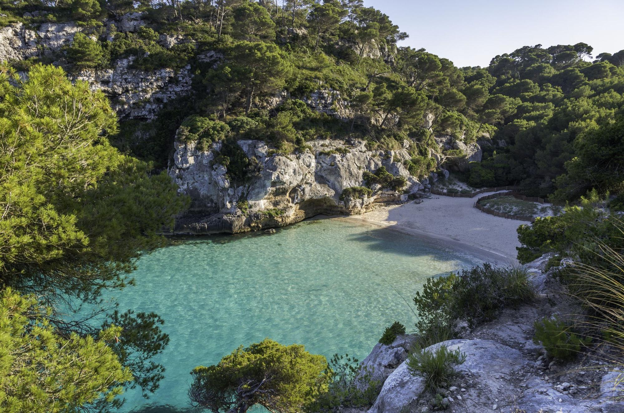 La playa de Cala Macarelleta en Menorca es una parada indispensable en un viaje a la isla balear