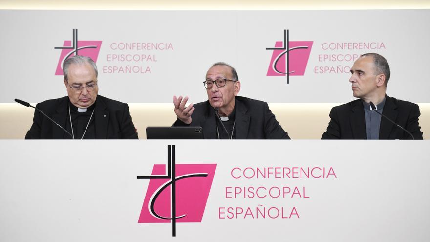 El obispo auxiliar de Toledo, Francisco César García Magán (i) y el presidente de la Conferencia Episcopal Española, Juan José Omella (c), durante una rueda de prensa tras la Asamblea Plenaria Extraordinaria de la Conferencia Episcopal Española