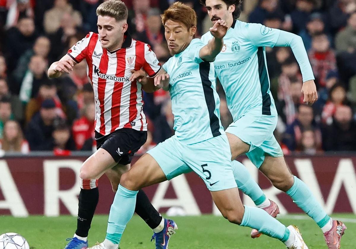 Navarro, del Athletic, no puede penetrar entre la defensa del Sporting