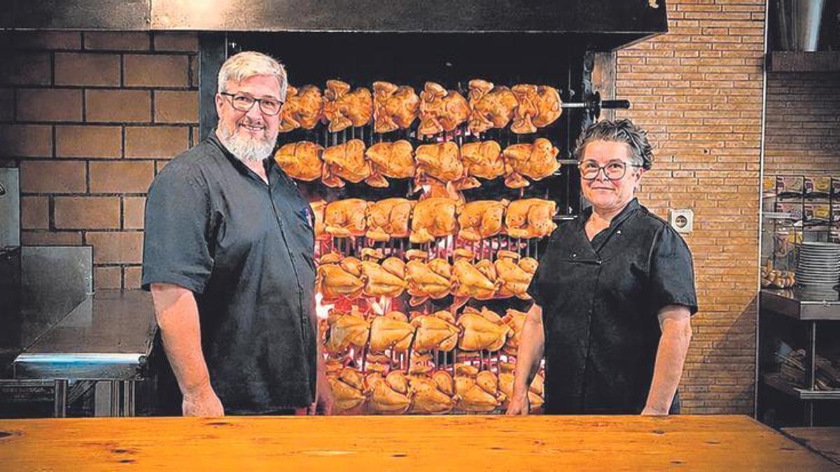 Mauro y Gabriela conservan el espíritu del mítico Corral del Pollo de Benidorm