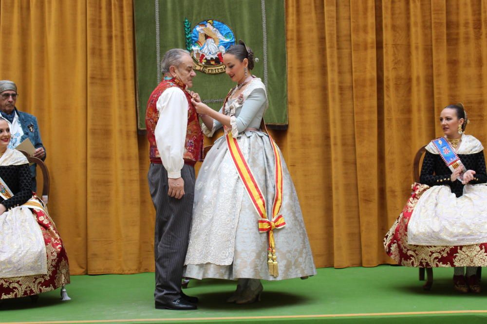 Intercambio de fotos con la fallera mayor e imposición de bunyols d'or