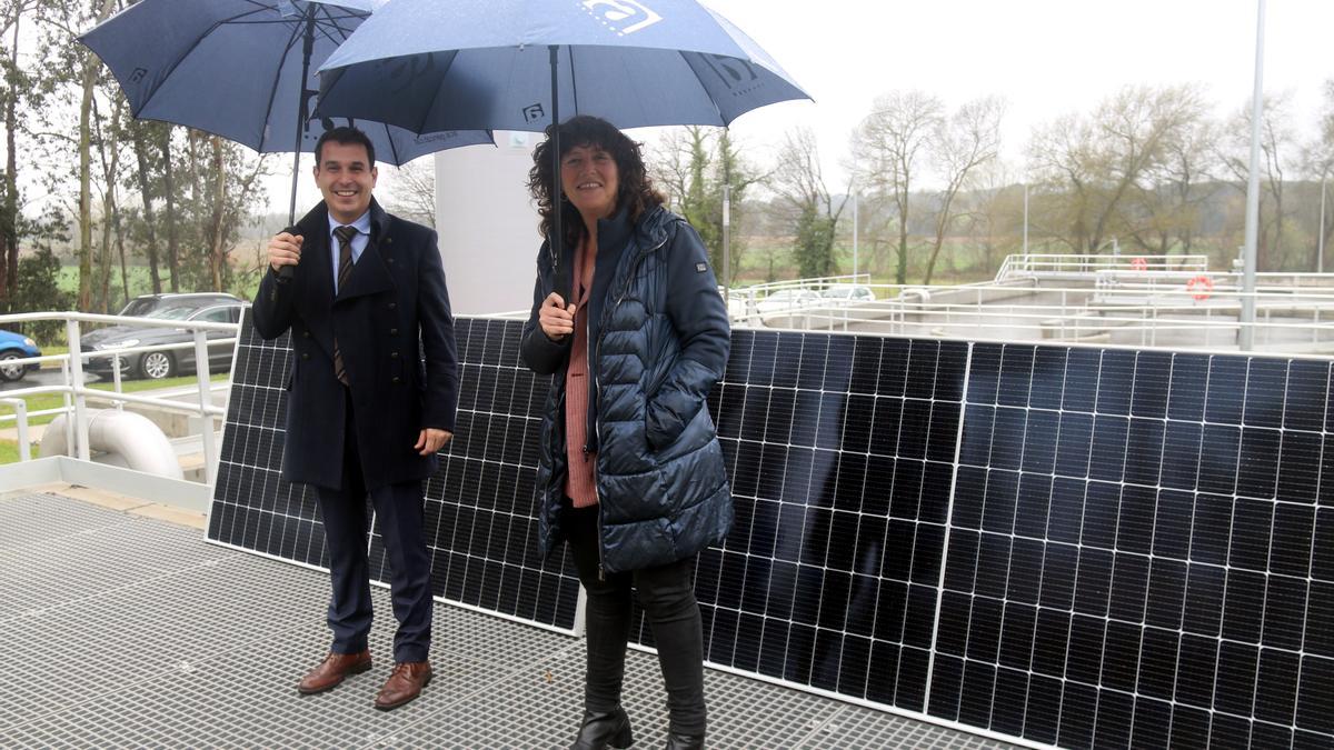 El director de l&#039;ACA, Samuel Reyes, i la consellera d&#039;Acció Climàtica, Teresa Jordà, al costat de les plaques fotovoltaiques que s&#039;instal·laran a la depuradora de Cassà de la Selva