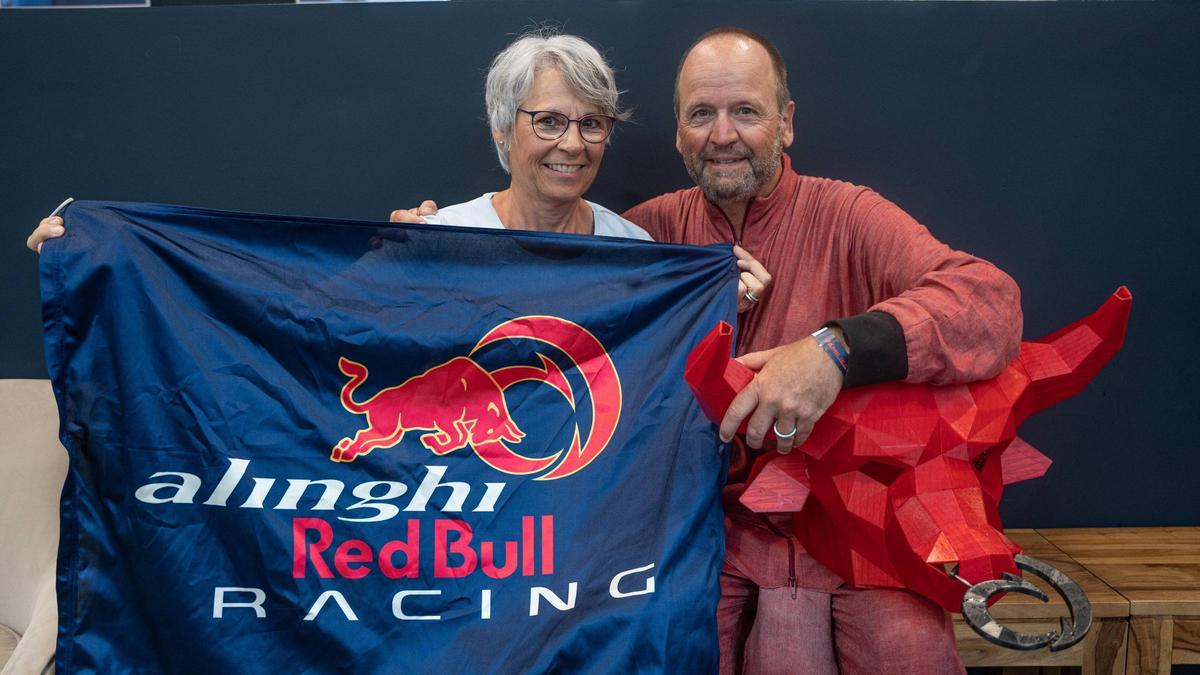 Gabrielle y Niggi Lang, dando su apoyo a Alinghi Red Bull Racing en días decisivos para su equipo.