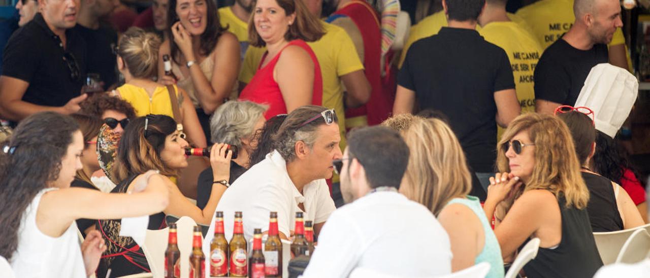 Usuarios de una terraza del entorno del Mercado Central, donde el TSJ descarta que exista exceso de ruido, en una imagen de archivo.