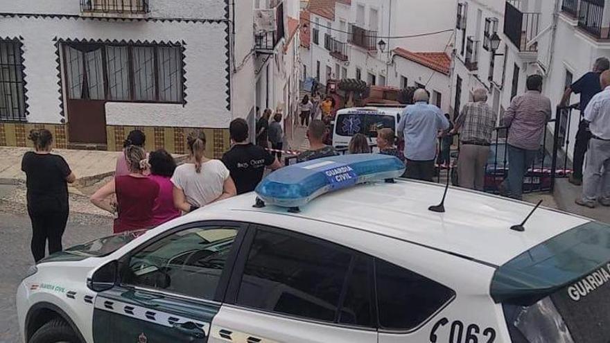 Vecinos y un vehículo de la Guardia Civil junto a la calle donde ha ocurrido el accidente mortal.