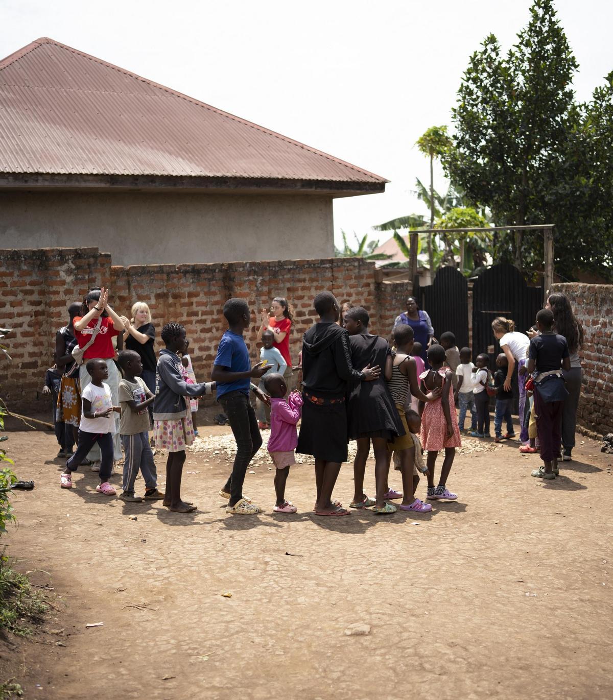 Voluntarias de COoperating ONG con población local de Uganda.