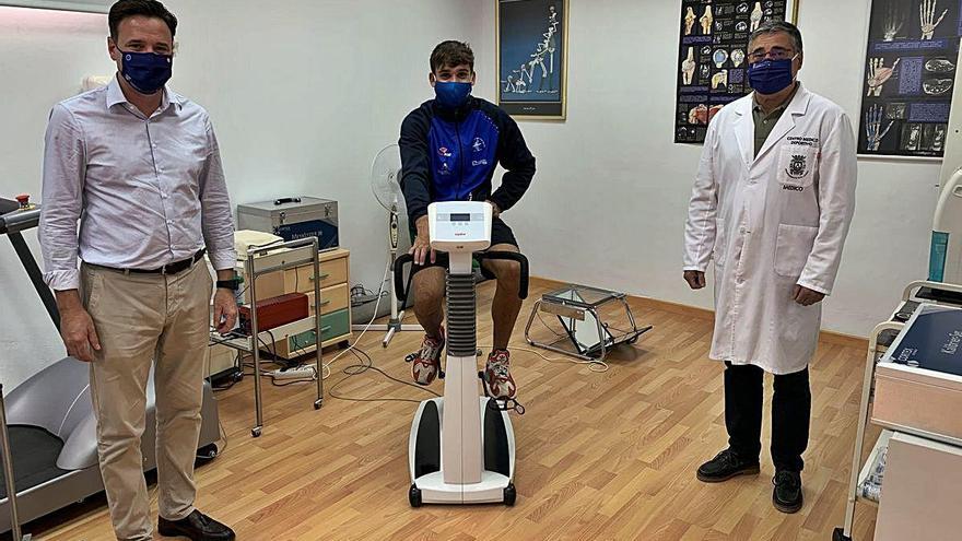 Pablo Sánchez, en el centro médico junto al concejal de Deportes y al director del mismo.