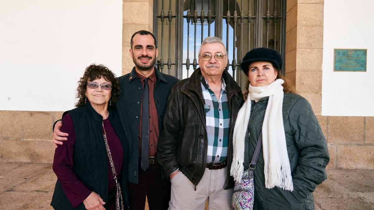 Aaron Alejandro Olivas, Dolores Thompson y Robert Jiménez (junto a su esposa), descendientes directos de una familia de Cilleros que emigró a Hawái, a las puertas del Ayuntamiento de Cáceres