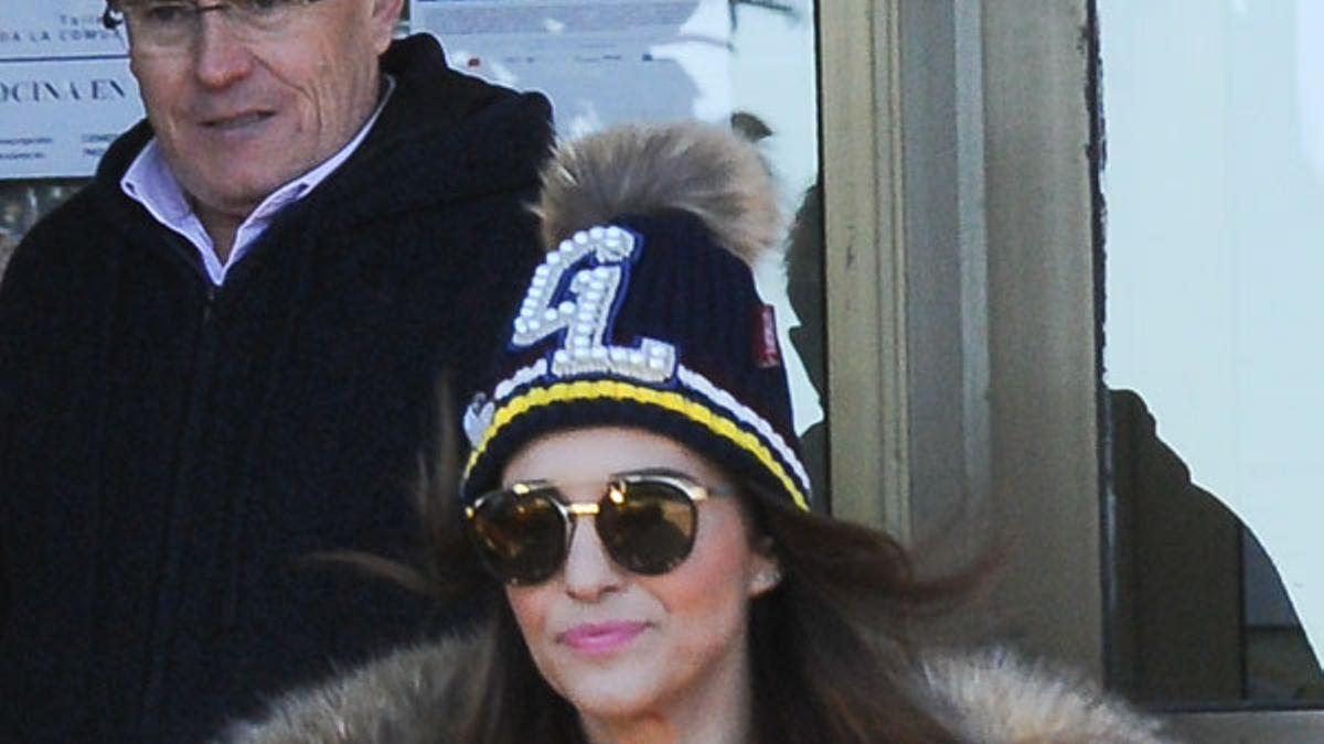 Look de Paula Echevarría con parka de pelo y gorro con pompon XL