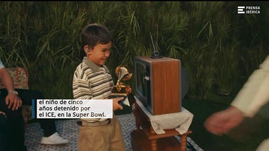 ¿Bad Bunny de pequeño o un guiño al niño arrestado por el ICE? Así fue este momentazo del puertorriqueño en la Super Bowl 2026