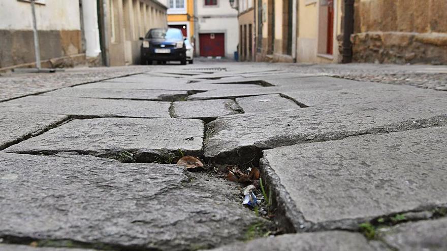 Acceso cortado en ambos extremos de la reformada calle Nuestra Señora del Rosario.   | // VÍCTOR ECHAVE