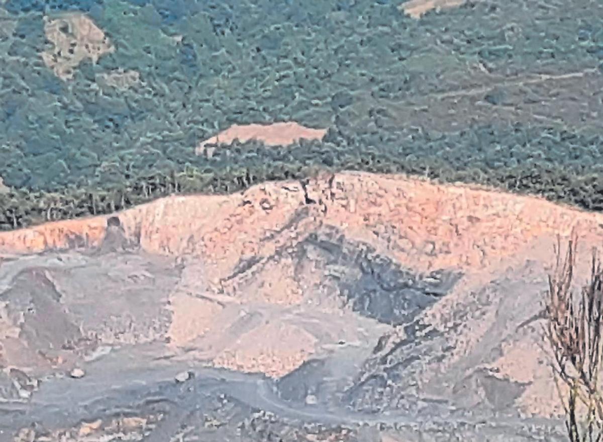 Frente abierto en la explotación a cielo abierto de Tormaleo, con una capa de carbón a la vista, y donde no existe permiso de extracción al estar en labores de restauración.