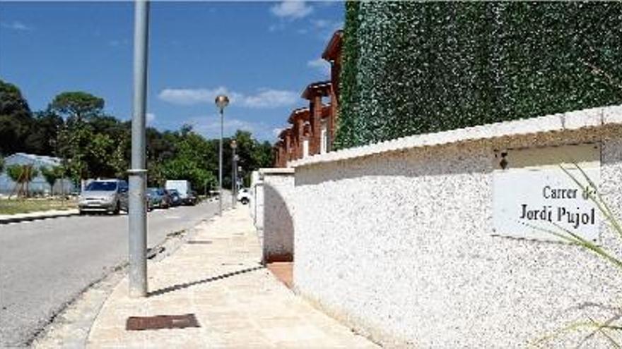 El carrer Jordi Pujol de Bonmatí continua lluint la placa amb el nom de l&#039;expresident de la Generalitat.