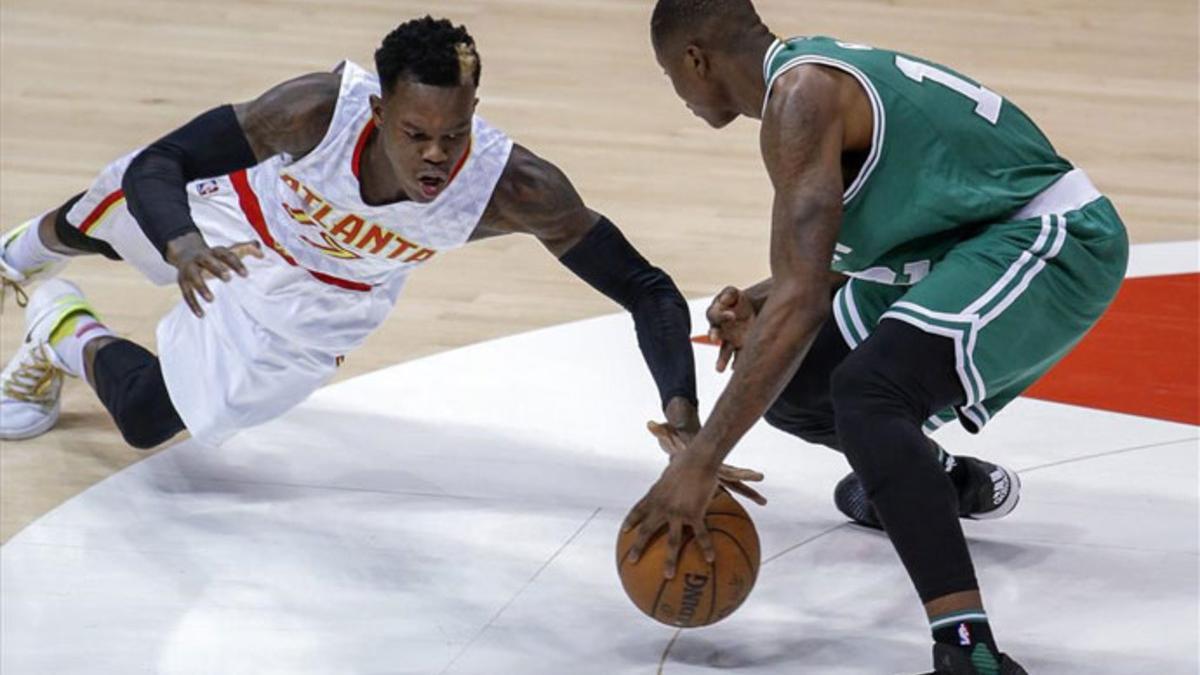 Dennis Schroeder (i) de Atlanta Hawks disputa la pelota con Terry Rozier (d) de Boston Celtics