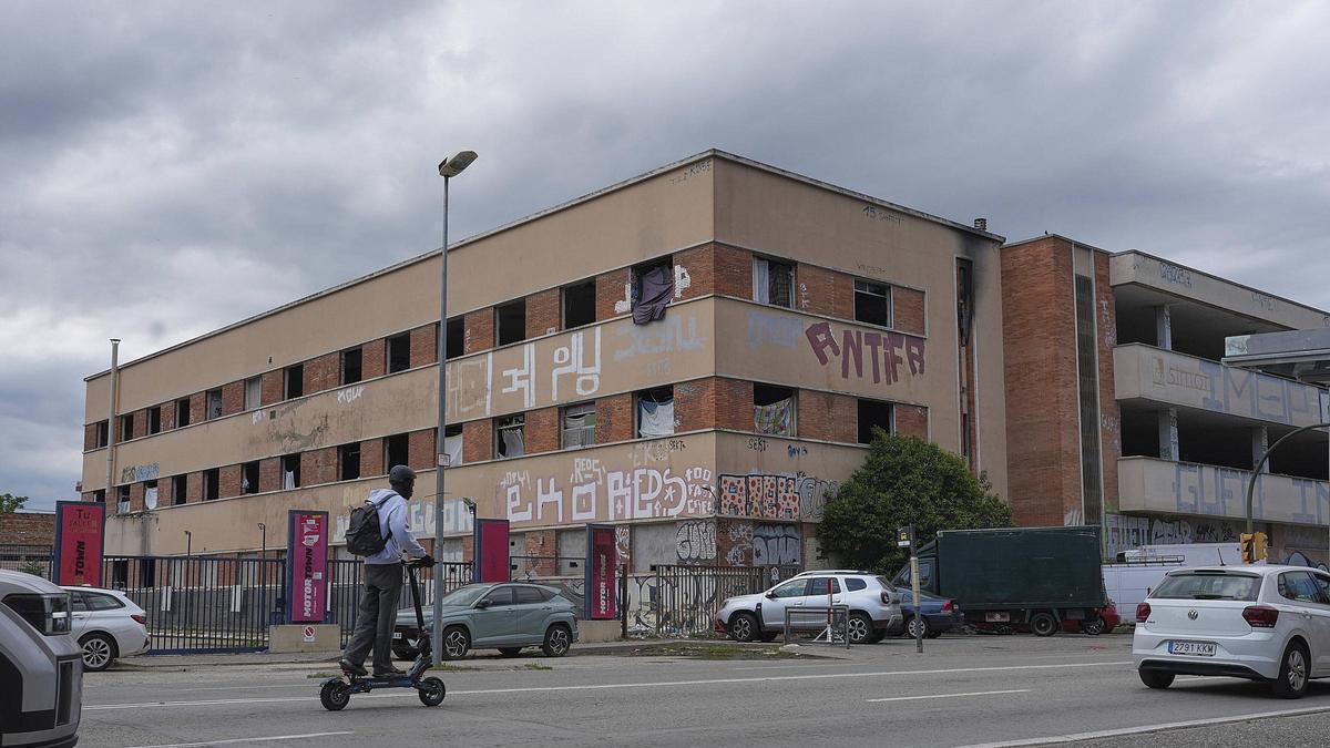 La façana de l'antiga fàbrica Simon, al carrer Barcelona.