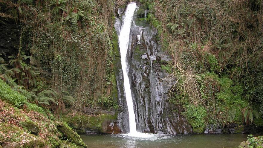 La ruta llega al pie de la cascada. // T.G.