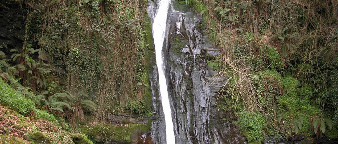 La ruta llega al pie de la cascada. // T.G.